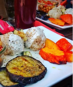 Reis-Sesam-Bällchen mit Aubergine, Ofen Kürbis und Zucchini-Sahne-Soße im Cafe Dreizehn at Dreizehn in der Muehle in Augsburg