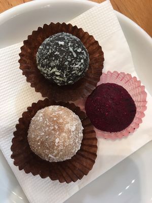 Vegan raw bonbons- spirulina&mint, maca&rose, cardamom&coconut at Madal Food in Budapest
