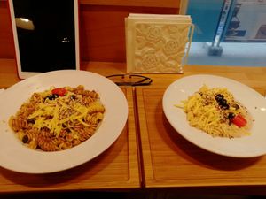 Pesto big size and Carbonara half-portion at Madal Food in Budapest