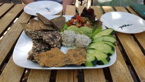 Live crackers and dip at ChocolaTree Organic Oasis in Sedona