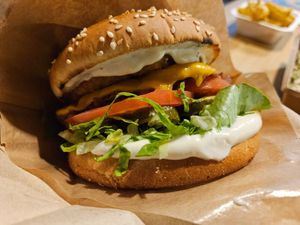 'Smash Burger' with beyond meat, hash brown, onion, jalapeno, cheeze, garlic sauce, pickles, tomato & salad (9.5€) at Veg Machine in Tallinn