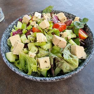 Griechischen Salat mit hausgemachten Vetakäse at Altes Backhaus in Eisenstadt