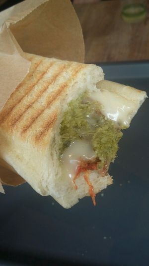 panini pesto/fromage vg/tomates at Tree House in Nantes