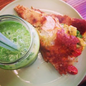 Green Juice and Crepe of the day ( Avocado, cherry tomatoes, rocket, garlic and egg) at Sama Sama Catering in Lisbon