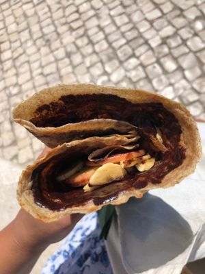Chocolatesauce with appleslices and banana at Sama Sama Catering in Lisbon