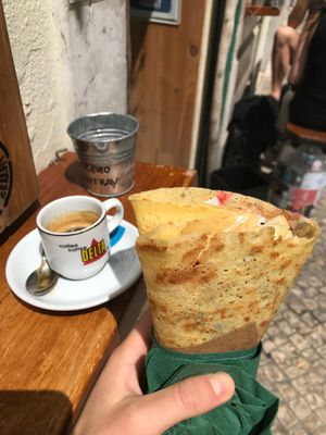 Lindsay, gluten-free and vegan, with an expresso at Sama Sama Catering in Lisbon