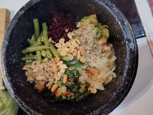 Bibimbop en plato tradicional Koreano de piedra at Loving Hut - San Cristobal in San Cristobal De Las Casas