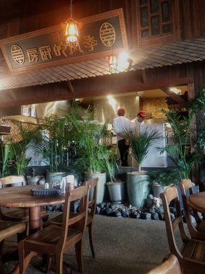 Open kitchen at Monsoon Cafe - Aqua City Odaiba in Tokyo