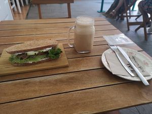 Carta con muchísimas opciones veganas, stuff súper agradable y de precio aceptable, concordando con la calidad, volvería más veces! at La Pajarita in Tenerife