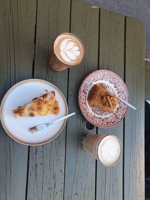 Crumble, carrotcake, hot chocolate and chai latte at Bakeliet Kaffee in Kiel