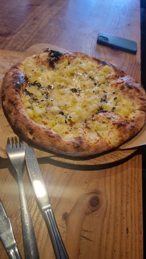 Vegetarian Kartoffel pizza at Behov in Copenhagen