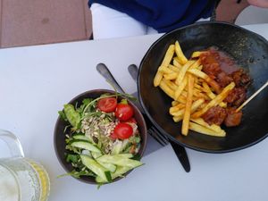 Curryvurst, Pommes und Salat at innerluck in Hamburg