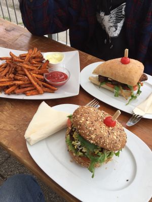 2 diffrent burger with sweet potatoe fries at innerluck in Hamburg