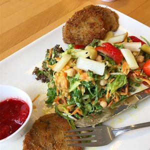 baked vegan cheese and asparagus salad at innerluck in Hamburg