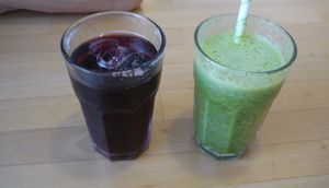 Cherry Spritzer and Grüne Wiese smoothie at innerluck in Hamburg