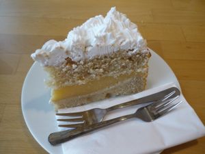 Delicious vanilla-lemon pie at innerluck in Hamburg