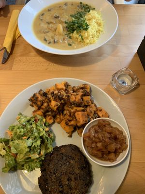 Süßkartoffel Salat mit schw. Bohnen Patty & Curry at innerluck in Hamburg