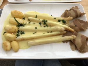 Asparagus dish at innerluck in Hamburg