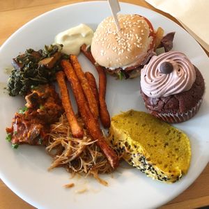 Brunch 19-11-17: jackfruit slider, kale, chocolate banana cupcake, etc. at innerluck in Hamburg