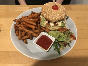 Seitan-Rib-Burger with sweet potato fries at innerluck in Hamburg