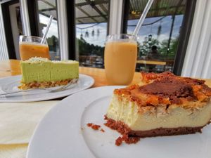 Avocado-Limetten-Torte und russischer Zupfkuchen at innerluck in Hamburg