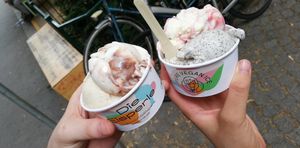 Poppyseed, strawberry cheesecake, black and white and Greek summer flavors at Die Eisperle - Kaiserfeldgasse in Graz