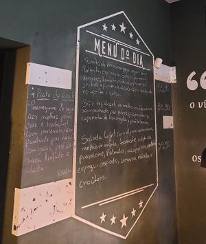 Board with daily specials at Camaraderia Gastrobar in Belo Horizonte
