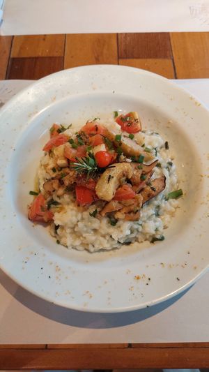 Risoto de mascarpone vegan com palmito, espinafre, salsão, "parmesão" de nozes, tomate rústico a provençal, shitake e fundo de alcachofra salteado no azeite e salsa at Camaraderia Gastrobar in Belo Horizonte