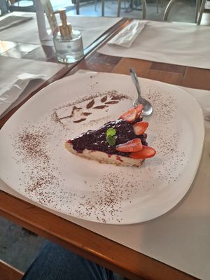 Cheesecake vegano de frutas vermelhas at Camaraderia Gastrobar in Belo Horizonte