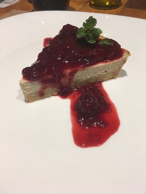 Berry cheesecake at Camaraderia Gastrobar in Belo Horizonte