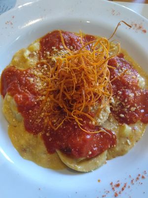 Capeleti de massa artesanal de cenoura recheado com cogumelos e castanhas aos molhos pomodoro e currry com tomate seco, alho poró, paredão de castanha e crispies de cenoura at Camaraderia Gastrobar in Belo Horizonte
