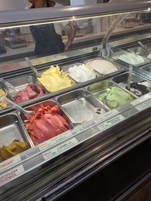 vegan options marked at Dolce Gelato in Laguna Beach