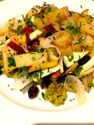 Pommes de terre avec humus et tofu at Sat Nam in Antigua