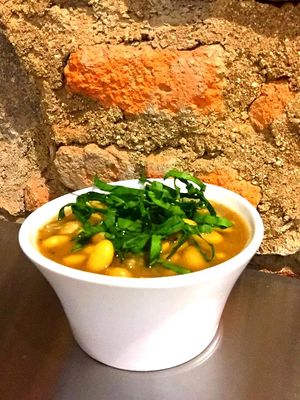 Mi plato frijol blancos con cúrcuma y espinaca que Pedí  para llevar at Sat Nam in Antigua