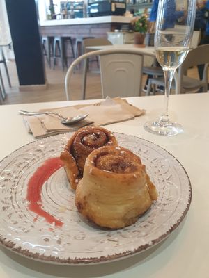 Vegan cinnamon rolls 😋 at V-Thos in Javea