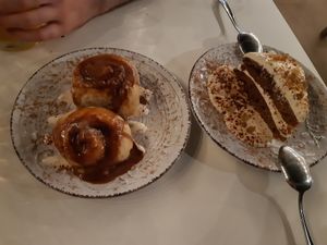 cinnamon rolls and carrot cake at V-Thos in Javea