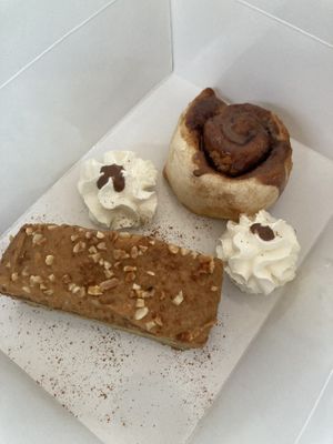 Cinnamon bun + PB banana cake at V-Thos in Javea