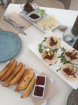 Jackfruit Hoisin Duck Pancakes and BBQ Tacos with Wedges at V-Thos in Javea