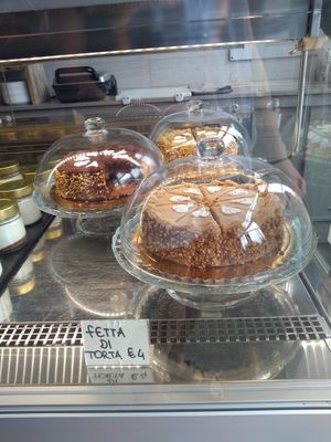 Vegan cakes at Essenza in Grosseto