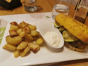 Secondo con panino con salsiccia beyond e patate con mayo veg at Essenza in Grosseto