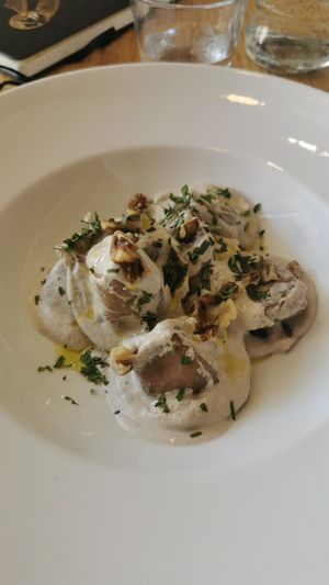 Cappellacci di barbabietola ripieni di erborinato veg con sopra crema di noci at Essenza in Grosseto