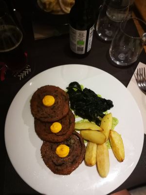 Arrosto di seitan con patate arrosto e biete, salsa di piselli e crema di carote at Essenza in Grosseto