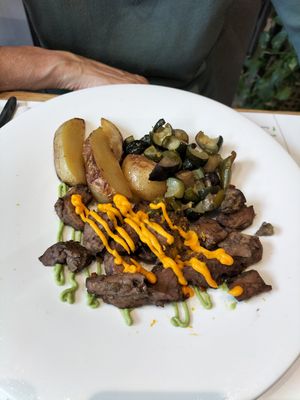 Straccetti con crema di carote, patate arrosto e ratatouille at Essenza in Grosseto