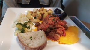 Seitan al pomodoro e olive con verdure at Essenza in Grosseto