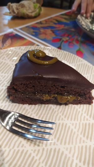Sacher con ripieno di pistacchio at Essenza in Grosseto