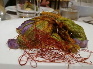 Fiori di zucca ripieni di patate vitellotte at Essenza in Grosseto