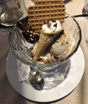 Gelato nocciola e monella (la loro nocciolata) at Essenza in Grosseto