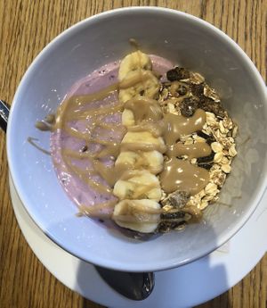 Colazione: yogurt ai frutti di bosco, muesli, banana e burro di mandorle at Essenza in Grosseto