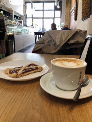 Cappuccino vaniglia e crostata at Essenza in Grosseto