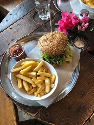 Hanf-Grünkohl-Burger (vegan) at Really Good Life in Berlin